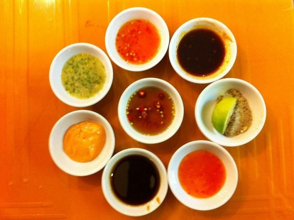Chọn sai loại nước mắm. Để món ăn ngon, cần chọn nước mắm có độ đạm trên 25. Nước mắm đạt chuẩn sẽ rất mặn khi bạn nếm đầu lưỡi sẽ mặn chát nhưng khi xuống đến họng sẽ có vị ngọt. Nếu như nước mắm mặn từ đầu đến cuối là không ngon. Ảnh: Juno.