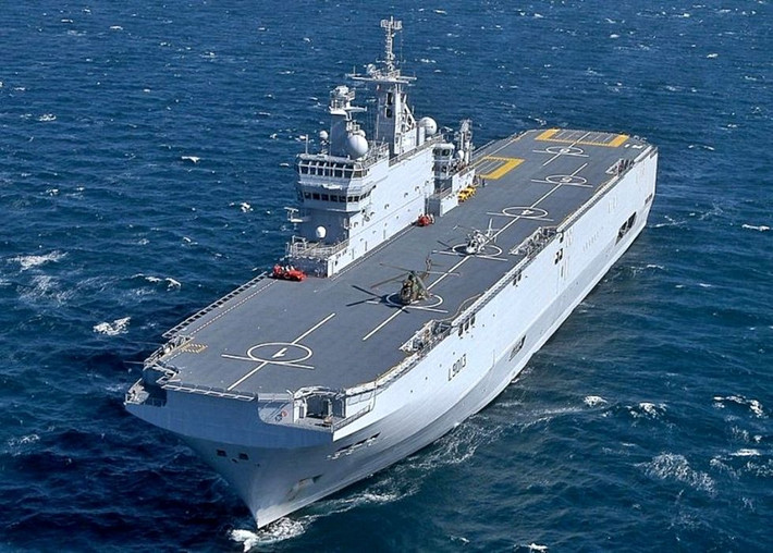 Số phận 2 tàu đổ bộ Mistral dành cho Hải quân Nga mang tên Vladivostok và Sevastopol sau đó được bán với giá rẻ 950 triệu euro cho Hải quân Ai Cập. Nguồn ảnh: Wikipedia