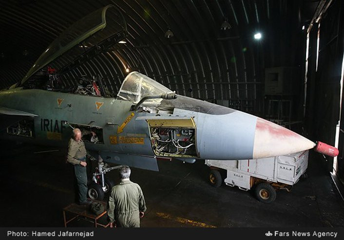Ví dụ như với tiêm kích chủ lực F-14A Tomcat, theo nhiều nguồn tin, các máy bay còn lại hiện đã được nâng cấp lên chuẩn F-14AM với sự thay thế linh kiện riêng do Iran sản xuất do Mỹ đã không còn sản xuất, cũng như cấm vận phụ tùng trang bị dòng máy bay này. Nguồn ảnh: Fars News