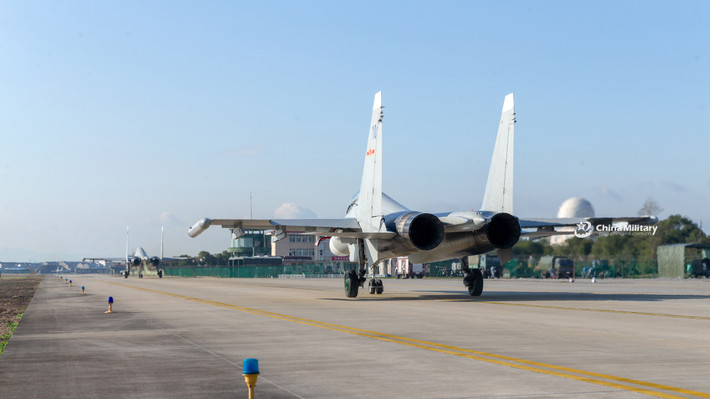 Bắt đầu chuyển giao từ năm 2004-2010, Trung Quốc mua tổng cộng 24 Su-30MK2 và tất cả đều biên chế cho Hạm đội Đông Hải đặc trách khu vực Hoa Đông. Nguồn ảnh: China Military