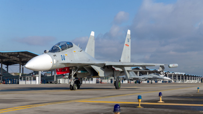 Trung Quốc được cho là quốc gia đầu tiên sở hữu phiên bản Su-30MK2, sau đó mới tới Việt Nam, Indonesia, Venezuela và Uganda. Su-30MK2 được thiết kế chuyên cho các nhiệm vụ tác chiến trên biển, tất nhiên nó hoàn toàn có khả năng không đối không một cách tốt nhất. Nguồn ảnh: China Military