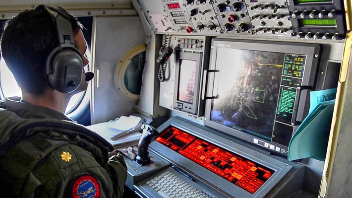 Hệ thống khí tài điện tử tích hợp P-3 Orion cũng rất đồ sộ với radar tham sát mặt biển, radar khẩu độ tổng hợp, cảm biến hình ảnh đa quang phổ, hệ thống phao âm; hệ thống định vị thủy âm, hệ thống phát hiện từ tính lạ... Nguồn ảnh: Wikipedia