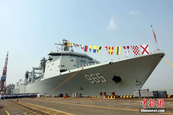 Cuối cùng là tàu tiếp tế tổng hợp đại dương lớp Type 901 mang tên hồ Hulun (số hiệu 965). Con tàu có lượng giãn nước 45.000 tấn, dài 240m, làm nhiệm vụ tiếp nhiên liệu, lương thực, nước uống cho các tàu chiến lớn của hải quân Trung Quốc. Nguồn ảnh: THX