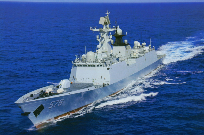 Hai tàu hộ vệ đa năng thuộc lớp Type 054A - lớp tàu cỡ 4.000 tấn được đóng nhiều nhất của Trung Quốc. Con tàu có khả năng phòng không, chống hạm, săn ngầm tương đối "cân bằng". Nguồn ảnh: Wikipedia