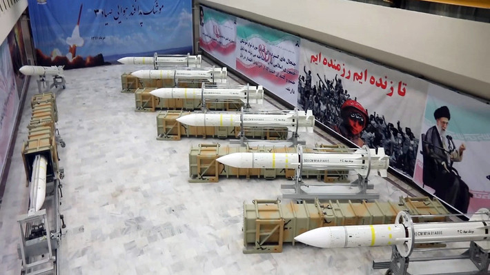 Đạn tên lửa là kiểu Sayyad 3 - thế hệ cải tiến tiếp theo của Sayyad 2 vốn được Iran "nội địa hóa" từ kiểu tên lửa hải đối không RIM-66 Standard của Mỹ. Sayyad-3 có tầm bắn khoảng 120km thay đổi hình dạng đáng kể so với Sayyad-2. Nguồn ảnh: IRNA