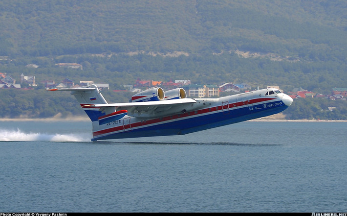 Trên cánh của Be-200 lắp động cơ turbofan Progress D-436TP - phiên bản "chống ăn mòn" chuyên dùng trên biển của dòng động cơ D-436, được thiết kế đặc biệt cho "thủy quái" Be-200. Nguồn ảnh: Airliners.net
