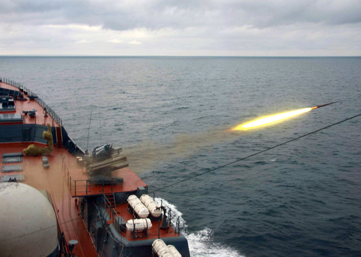Kashtan CIWS trang bị cặp pháo AO-18KD 6 nòng cỡ 30mm đạt tầm bắn 4-5km, 8 tên lửa hải đối không có tầm bắn từ 1,5-10km. Nguồn ảnh: Military Reviews