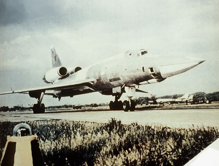 Trong ảnh chính là Tu-22 đời đầu được phát triển từ những năm 1950, bay lần đầu ngày 7/9/1959, trong khi Tu-22M bay lần đầu 10 năm sau đó (năm 1969). Nguồn ảnh: Wikipedia