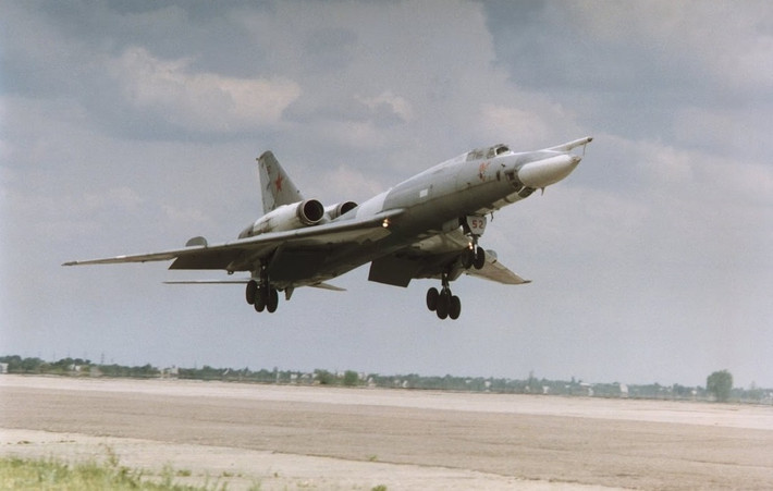 Theo các tài liệu rò rỉ, Tu-22 đời đầu phát triển rất khó khăn, gặp nhiều lỗi kỹ thuật khiến máy bay gặp tai nạn liên tục. Thậm chí, có nguồn tin cho rằng không ít phi công từ chối điều khiển Tu-22 vì máy bay rất khó lái. Nguồn ảnh: Wikipedia