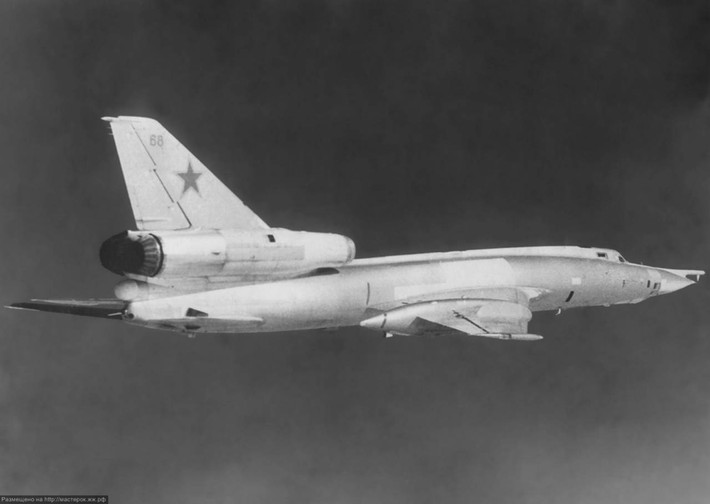 Thiết kế của Tu-22 đời đầu bố cục khác hẳn và trông “xấu xí hơn” Tu-22M sau này. Hai động cơ phản lực đặt ở gốc cánh, trên thân thay vì kết hợp với thân tàu bay. Nguồn ảnh: Wikipedia
