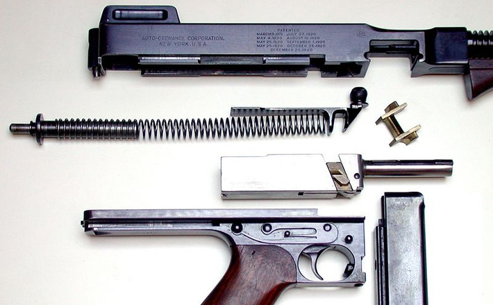 Thompson có trọng lượng 4,9kg, dài 851m, sử dụng đạn .45ACP với tốc độ bắn 600-800 phát/phút, tầm bắn hiệu quả 150m. Nguồn ảnh: Wikipedia