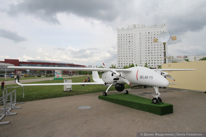 UAV trinh sát tầm trung BELAR YS do công ty Aiva Tech Systems sản xuất, sải cánh 11,5m, trọng lượng tối đa 1,4 tấn, tải trọng 280kg, thời gian bay liên tục 24 tiếng. Nguồn ảnh: Denis Fedutinov