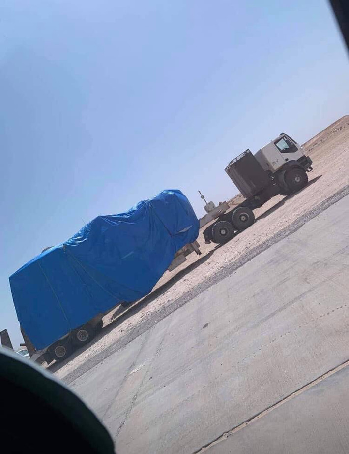 Sự xuất hiện của Pantsir-S1 giúp LNA “khống chế” bầu trời, khiến không quân GNA không thể cất cánh, mà nếu cất cánh thì có thể “cháy, vỡ tan nát trên trời”. Điều đó giúp đường tiến quân của xe tăng – bộ binh LNA hiệu quả hơn. Vấn đề là ai đã tuồn thứ vũ khí nguy hiểm này vào Libya, chắc chắn không thể là Nga mà chỉ có thể là một quốc gia mua vũ khí Nga. Nguồn ảnh: Mahmoud Gamal