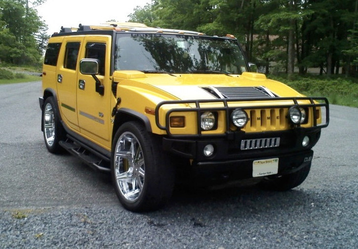 Gầm xe cao tới 21cm, Hummer H2 có thể hiên ngang trên những cung đường off-road, thách thức những địa hình khó khăn nhất. Với hệ thống nội thất và ngoại thất “khủng” như thế, bạn cũng đừng ngạc nhiên khi trọng lượng của chúng đạt 3,3 tấn.