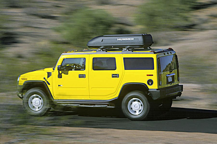 Một gã khổng lồ như Hummer H2 hợp với đường cao tốc hơn là những ngõ ngách eo hẹp. Khi thực hiện đổ cua ở tốc độ cao, người lái vẫn không có cảm giác mất cân bằng.
