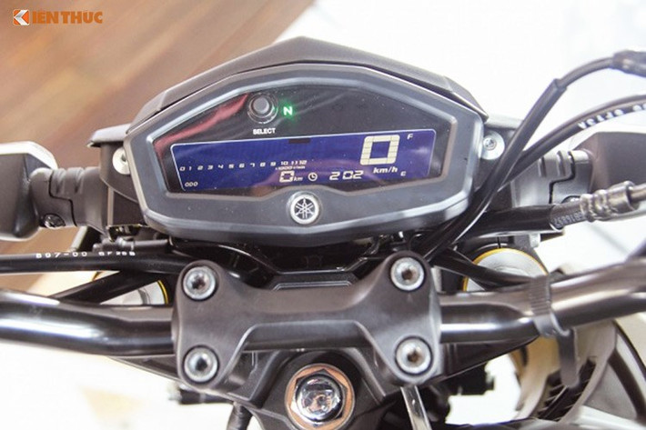 Đồng hồ LCD gọn gàng đơn giản giúp người lái nắm bắt được thông số một cách nhanh chóng khi đang vận hành. Dải vận tốc tua máy hiển thị trên đường thẳng, trong khi tốc độ xe hiển thị bên phải bằng con số.