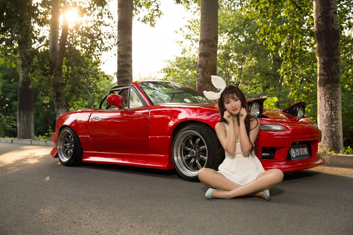 Vẻ đẹp ngây thơ của hotgirl áo trắng “Thỏ con” bên cạnh chiếc xe thể thao mui trần giá rẻ Mazda MX-5 độ khủng hút mọi ánh nhìn từ cánh mày râu.