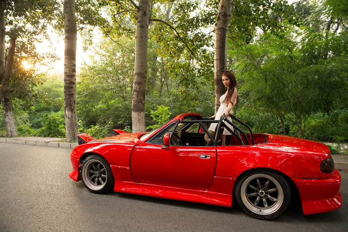 MX-5 thế hệ đời đầu xuất hiện tại triển lãm ô tô Chicago ngày 10/2/1989. Xe được trang bị động cơ 1.6 lít cho công suất 116 mã lực, đi kèm hộp số sàn 5 cấp cùng hệ thống treo độc lập.