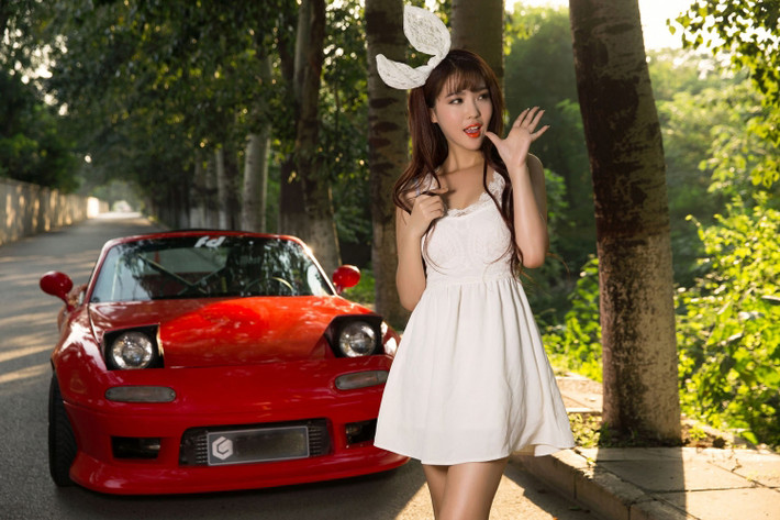 Bề ngoài, MX-5 được thiết kế theo kiểu mui xếp cứng tạo cảm giác rắn rỏi và mạnh mẽ. Bên cạnh đó, nhà sản xuất đưa vào Mazda MX-5 công nghệ giảm tải trọng xe, phần nội thất độc đáo với chất liệu bằng da cao cấp Recaro, công nghệ tiết kiệm nhiên liệu và giảm khí thải.