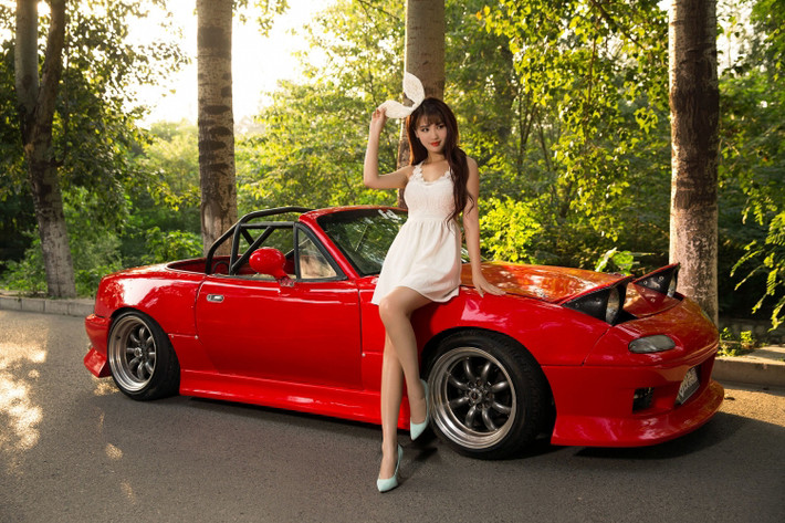 Chiếc Mazda MX-5 đỏ được độ cặp đèn pha mắt ếch "độc nhất vô nhị", bỗng trở nên vô cùng “xứng đôi vừa lứa” với một cô nàng người mẫu sở hữu vẻ đẹp trong sáng thuần khiết.