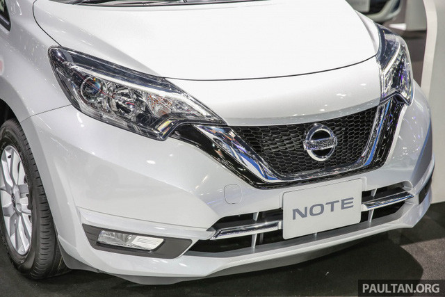 Thiết kế của Nissan Note 2017 mang những ngôn ngữ đặc trưng của hãng như bộ lưới tản nhiệt dạng chữ V, các khe hút gió dạng tổ ong cùng với đường viền bao quanh mạ crôm sáng đi kèm là logo đặt chính giữa.