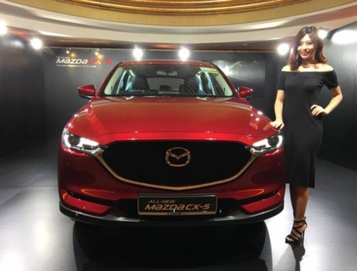 Singaporre sẽ là quốc gia đầu tiên trong khu vực Đông Nam Á được hãng xe Mazda Nhật Bản giới thiệu tới mẫu CX-5 phiên bản 2017 thế hệ mới. Tại thị trường này, mẫu xe ôtô Mazda CX-5 2017 sẽ có 4 phiên bản khác nhau cho khách hàng dễ dàng lựa chọn nhưng mức giá khá cao.