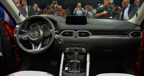 Không chỉ được làm mới ở bên ngoài, nội thất của Mazda CX-5 thế hệ mới tái thiết kế với vô-lăng 3 chấu tích hợp phím chức năng, ghế ngồi bọc da cao cấp màu trắng, màn hình cảm ứng thước 4.6 inch TFT, tích hợp hiển thị head-up trên kính chắn gió.