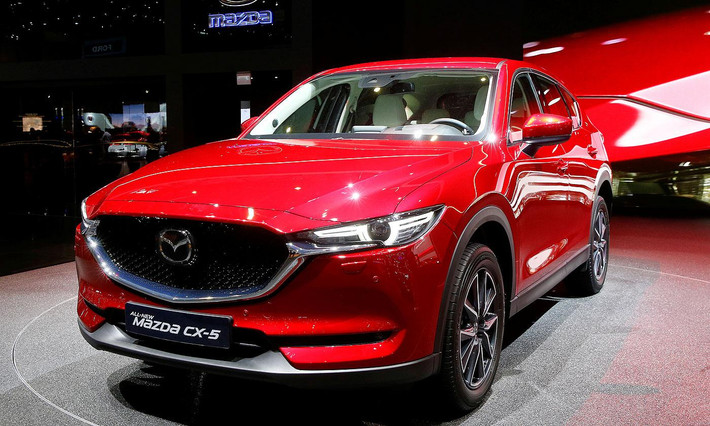 Tiếp theo là phiên bản 2.0L 2WD Premium có giá 152.800 dollar Singapore (2,534 tỷ đồng), phiên bản 2.5L 2WD Luxury có giá 158.800 dollar Singapore (2,634 tỷ đồng) và cuối cùng là bản 2.5L 2WD Super Luxury có giá 162.800 Dollar Singapore (2,7 tỷ đồng).