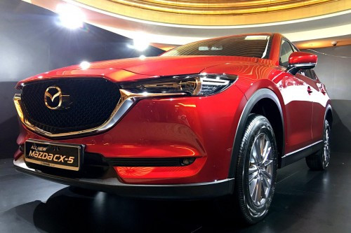 Bộ lưới tản nhiệt trên CX-5 2017 rộng hơn, thay vì sử dụng thanh ngang như đời trước, CX-5 thế hệ mới được tạo hình dạng tổ ong cùng đường viền kim loại sáng khiến nó sang trọng và bắt mắt mắt.