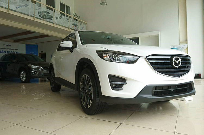 Tại thị trường Việt Nam, Mazda CX-5 hiện đang là mẫu xe có giá rẻ nhất phân khúc và doanh số cũng đứng đầu trong tháng 10/2017 vừa qua do liên tục được giảm giá "kịch sàn". Được biết, mức giá của mẫu xe phiên bản mới này sẽ không giảm nhiều so với mẫu xe phiên bản hiện tại.