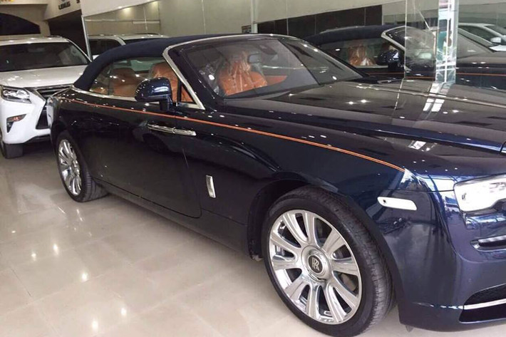 Thiết kế của mui trần Rolls-Royce Dawn được phát triển trên nền tảng của cả Ghost và Wraith, gây ấn tượng bởi thiết kế bên ngoài thanh lịch nhưng vẫn mang những đường nét kinh điển của một chiếc Rolls-Royce.