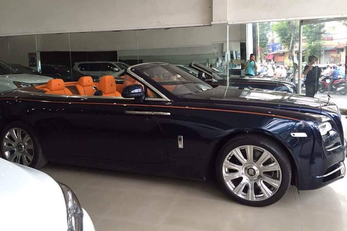 Mới đây, một showroom xe sang tại Sài Gòn đã trưng bày siêu phẩm đặc biệt này và nhận được sự quan tâm lớn từ cộng đồng mạng. Theo như một số nguồn tin từ giới thạo xe trong nước, chiếc Rolls-Royce Dawn này hiện đang được rao bán với giá gần 40 tỷ đồng. Như vậy, so với giá bán tại thời điểm về nước thì hiện giá chiếc xe tăng thêm gần 6,6 tỷ đồng (có thể là do ảnh hưởng từ chính sách thuế mới).