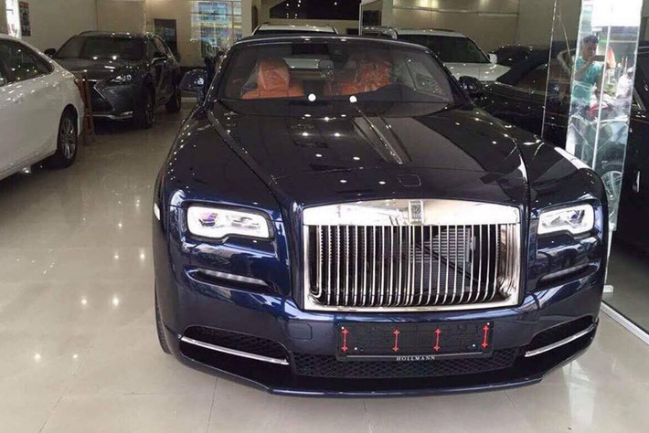 Còn nhớ vào ngày 22/7/2016, hình ảnh về chiếc xe siêu sang Rolls-Royce Dawn mui trần đầu tiên về Việt Nam xuất hiện ở Hải Phòng từng gây xôn xao trong giới mê xe trên cả nước. Tại thời điểm đó, một đại lý kinh doanh ôtô tại Việt Nam đã báo giá 33,4 tỷ đồng cho mẫu mui trần siêu sang này.