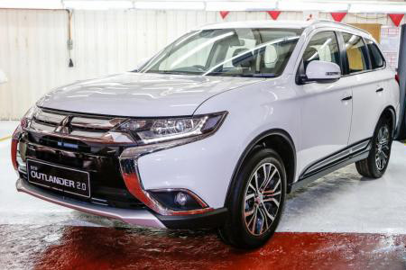 Về trang bị an toàn, Outlander bản tiêu chuẩn gồm các hệ thống chống bó cứng phanh ABS, phân bổ lực phanh điện tử, 2 túi khí; hai phiên bản cao cấp có thêm các trang bị như hỗ trợ phanh khẩn cấp BA, cân bằng điện tử ASC, hỗ trợ khởi hành ngang dốc HAC, camerra lùi, 7 túi khí, hệ thống đèn xoay theo góc lái…
