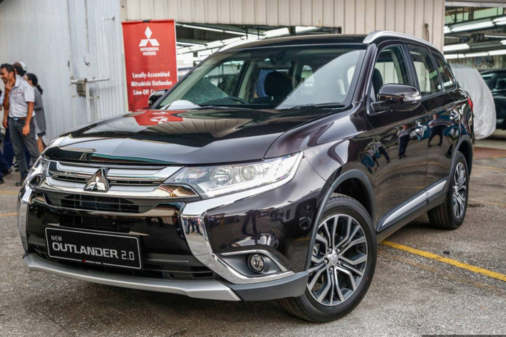 Về hệ thống giải trí, Outlander bản nâng cấp được hãng xe ôtô Mitsubishi trang bị màn hình cảm ứng kích thước 7.0 inch tích hợp Apple Car Play. Hệ thông điều hoà 2 vùng tự động cũng được tích hợp trên mẫu xe này.