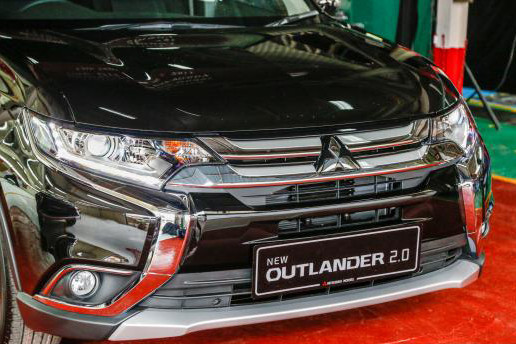 Outlander mới sở hữu ngoại thất mạnh mẽ, bóng bẩy đầy ấn tượng với ngôn ngữ thiết kế Dynamic Shield. Phần đầu xe toát lên vẻ khỏe khoắn nhưng không kém phần sang trọng với lưới tản nhiệt hình thang rộng, viền mạ crôm bản lớn kéo từ đèn pha tới đèn sương mù.