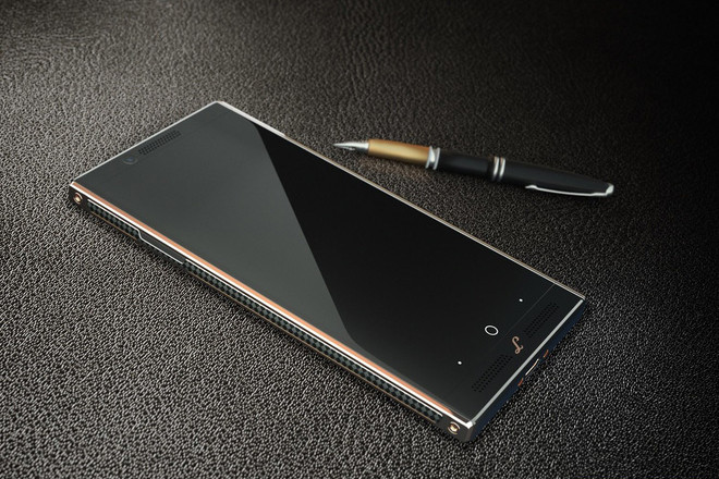 Mới đây, thương hiệu smartphone siêu xe Lamborghini của Italia vừa trình làng một mẫu điện thoại cao cấp mang tên Alpha One. Chiếc điện thoại cao cấp chạy hệ điều hành Android có tên gọi Alpha-One, đi kèm với giá bán từ 2.450 USD (khoảng hơn 50 triệu đồng).