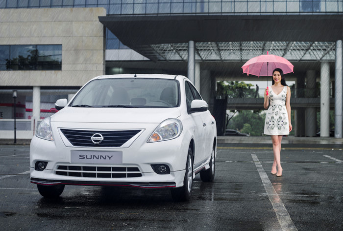 Mẫu Nissan Sunny nâng cấp tại Việt Nam vẫn sử dụng động cơ 1,5 lít 4 xi-lanh cho công suất 99,3 mã lực, mô-men xoắn cực đại 134Nm đi cùng tùy chọn hộp số sàn 5 cấp hoặc tự động 4 cấp. Xe được trang bị thêm những tính năng an toàn như: Đèn báo rẽ tích hợp trên gương chiếu hậu, Camera lùi, Màn hình kết nối điện thoại thông minh,...