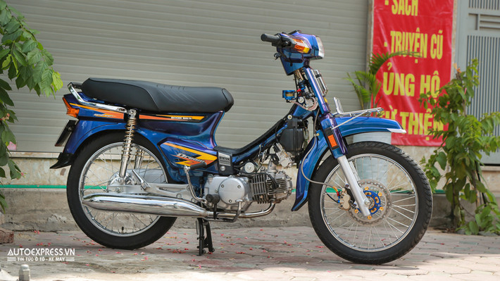 Chiếc xe nguyên bản là Honda Dream Thái năm 1992.