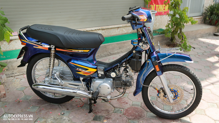 Honda Dream được lên dàn sơn đổi màu theo góc nhìn khá là bắt mắt.