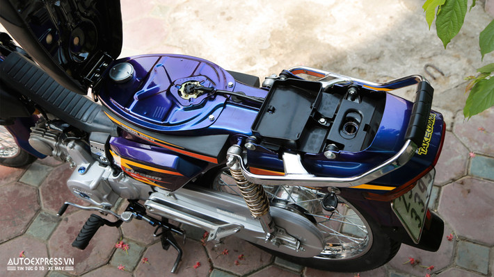 Dàn ốc và nắp bình xăng còn zin.