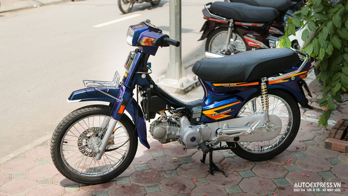 Trong đó có một chiếc xe Honda Dream Thái từ những năm 92 được độ lại với dàn đồ và lớp sơn đổi màu hoàn toàn mới, hướng đến phong cách trẻ trung và bắt mắt.Trong ảnh là chiếc Honda Dream được độ nhẹ lại với nhiều đồ còn zin.