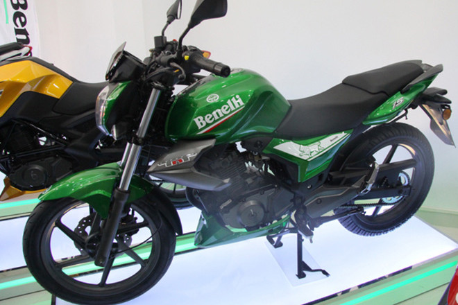 Tiếp tục trong bảng danh sách những mẫu môtô giá rẻ là Benelli TNT 15 - đây là mẫu môtô có xuất xứ tại Ý. Hiện xe có giá bán 31 triệu đồng (1.350 USD) tại thị trường Ấn Độ. Các đối thủ của TNT 15 có thể kể tới là Honda CB150R, Yamaha FZ150i