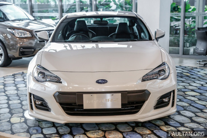 Ở thế hệ nâng cấp mới, Subaru BRZ được trang bị một hộp số tay 6 cấp mới cùng một lựa chọn khác là hộp số tự động 6 cấp có sẵn trước đó.