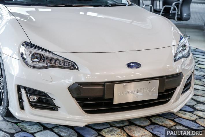 Thế hệ nâng cấp của mẫu xe thể thao Subaru BRZ được tái thiết kế mang đến một diện mạo bên ngoài sắc nét và mạnh mẽ hơn. Mặt trước mới được trang bị thêm một số đường gợn sóng dạng bo tròn hình chữ U có góc cạnh, cụm đèn pha LED dạng thấu kính xếp chồng lên nhau, cùng với đó là viền đèn LED chiếu sáng ban ngày.