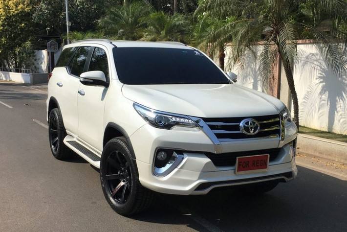 Mới đây, hình ảnh của chiếc Toyota Fortuner 2017 độ nổi bật với gói bodykit của Fiar Design được nhập khẩu từ Thái Lan. Chiếc xe xuất hiện trên đường phố tại Ấn Độ đã nhanh chóng thu hút sự quan tâm đặc biệt.