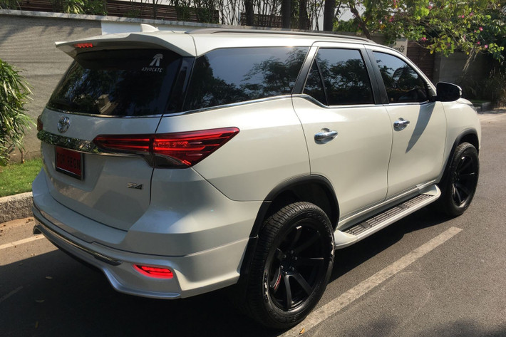 Gói độ bodykit Fiar Design FD-2 bao gồm một bộ đệm trước mở rộng với trang trí màu bạc nhạt cả trước và sau. Bên cạnh đó là bộ la-zăng Lenso RT kích thước lớn 20 inch, đi kèm bộ lốp kích thước 285/50 R20.