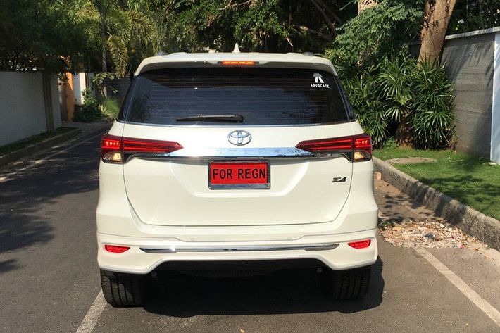 Là thế hệ hoàn toàn mới, Toyota Fortuner 2017 mới được trang bị nhiều công nghệ an toàn như: hệ thống ổn định thân xe VSC, hệ thống khởi hành ngang dốc HAC và hỗ trợ xuống dốc DAC, 7 túi khí, hệ thống kiểm soát tốc độ cruise control, khung xe GOA cứng cáp hơn, camera lùi...
