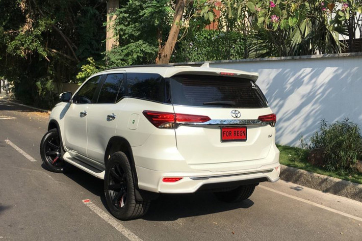 Theo chia sẻ của chủ nhân chiếc Toyota Fortuner 2017 độ này cho biết, chiếc xe chỉ thay đổi ở bên ngoài phần ngoại thất, trong khi nội thất bên trong và hệ thống truyền động không bị can thiệp.