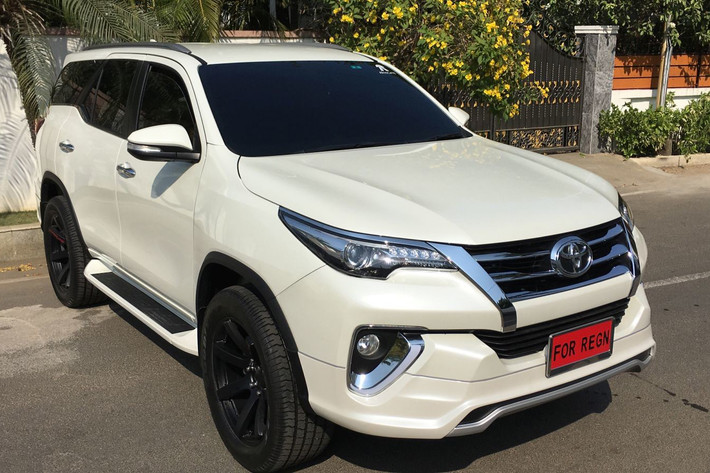 Toyota Fortuner 2017 có 2 tùy chọn động cơ khác nhau. Đầu tiên là động cơ diesel 4 xy-lanh thẳng hàng, tăng áp, dung tích 2,4 lít với công suất tối đa 110 kW tại vòng tua máy 3.400 vòng/phút và mô-men xoắn cực đại 400 Nm tại dải vòng tua từ 1.600 - 2000 vòng/phút. Động cơ kết hợp với hộp số sàn 6 cấp.